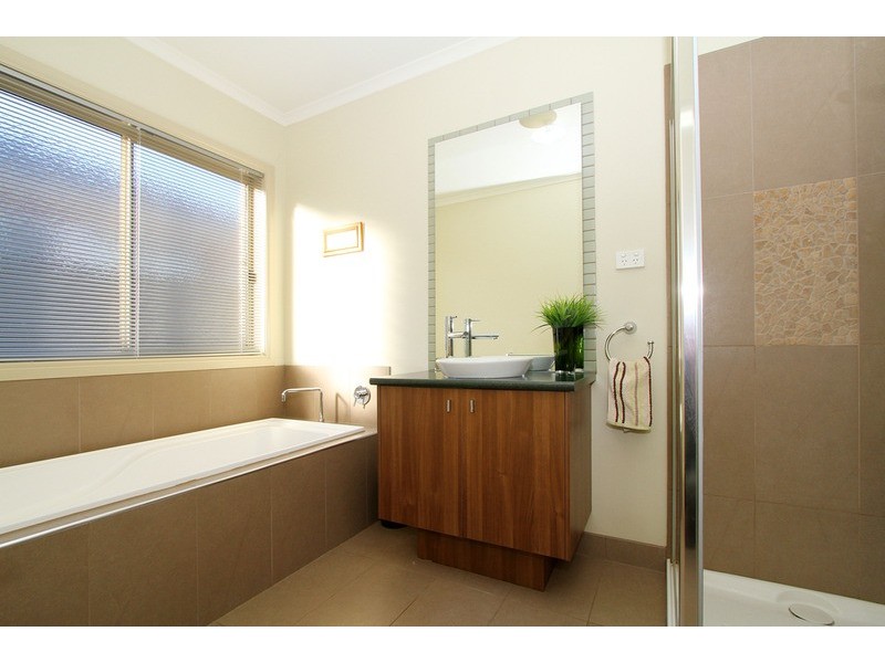 4 Highbury Drive, Hillside VIC 3037
