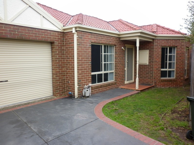 2/8 Santa Monica Drive, Taylors Lakes VIC 3038