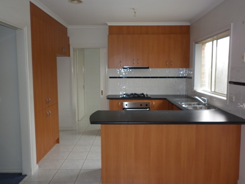 2/8 Santa Monica Drive, Taylors Lakes VIC 3038