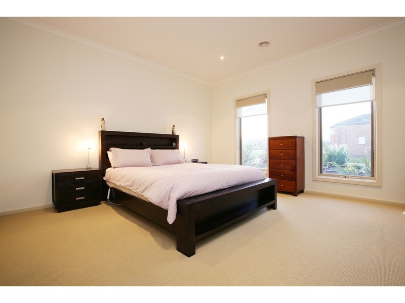 12 Ashbury Grove, Hillside VIC 3037