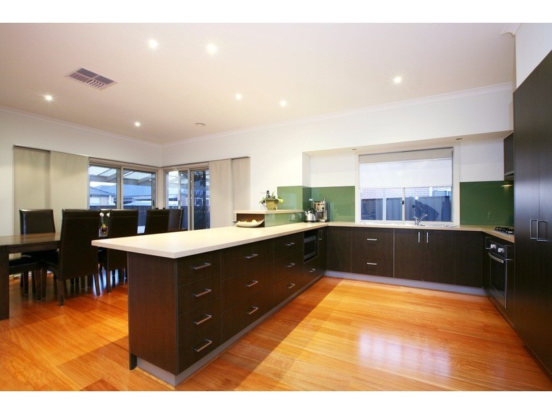 12 Ashbury Grove, Hillside VIC 3037