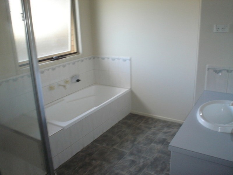 70 Saronvale Crescent, Hillside VIC 3037