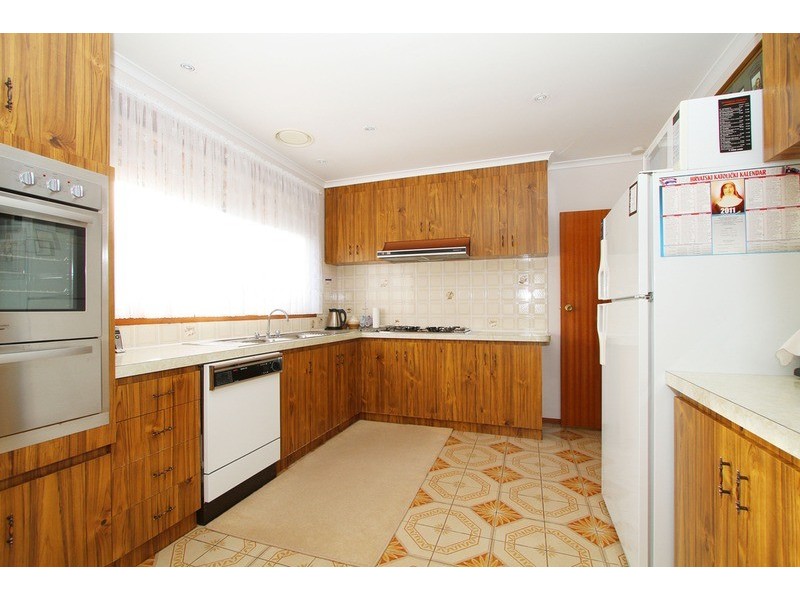 10 Leavesdon Avenue, Kealba VIC 3021