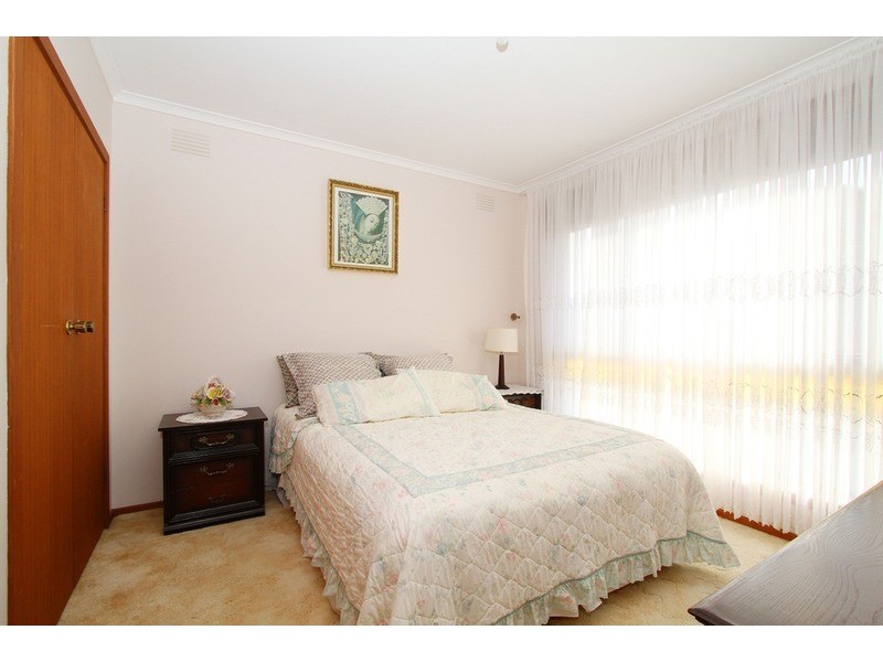 10 Leavesdon Avenue, Kealba VIC 3021