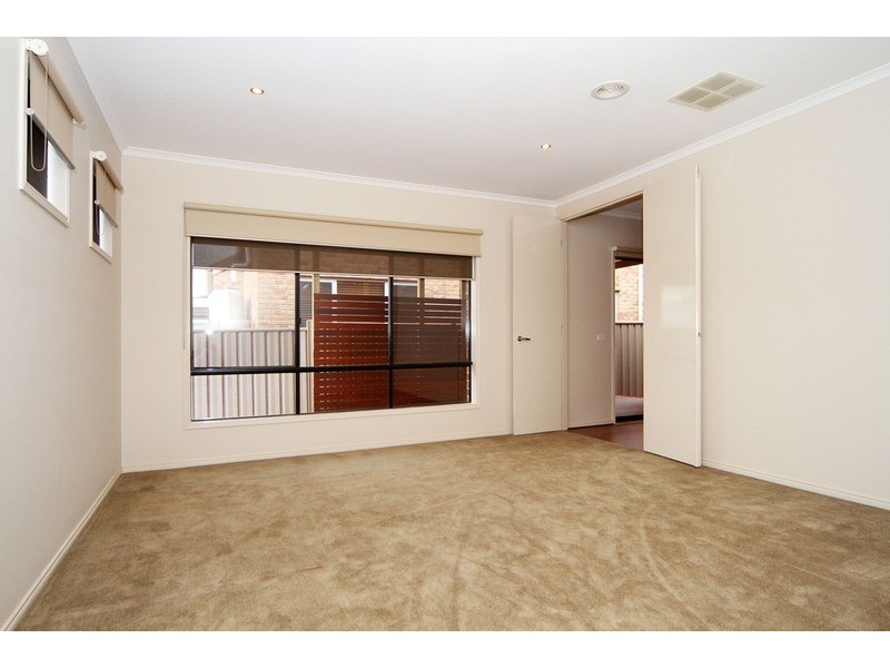 6 Matlock Street, Caroline Springs VIC 3023