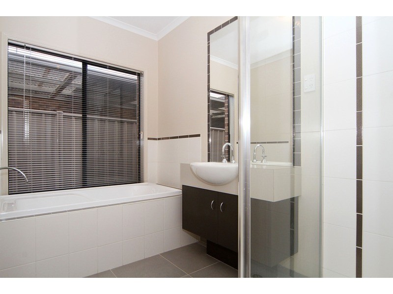 6 Matlock Street, Caroline Springs VIC 3023