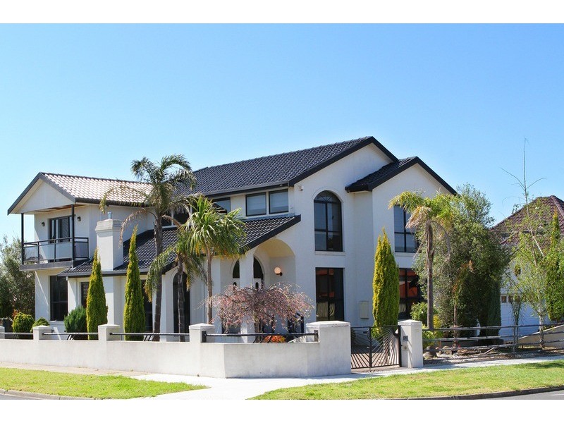 118 Chichester Drive, Taylors Lakes VIC 3038