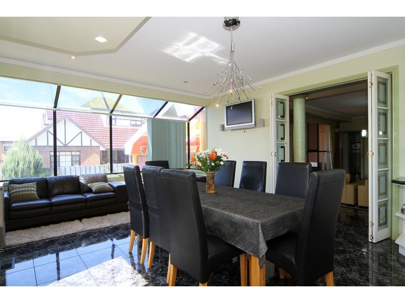 118 Chichester Drive, Taylors Lakes VIC 3038