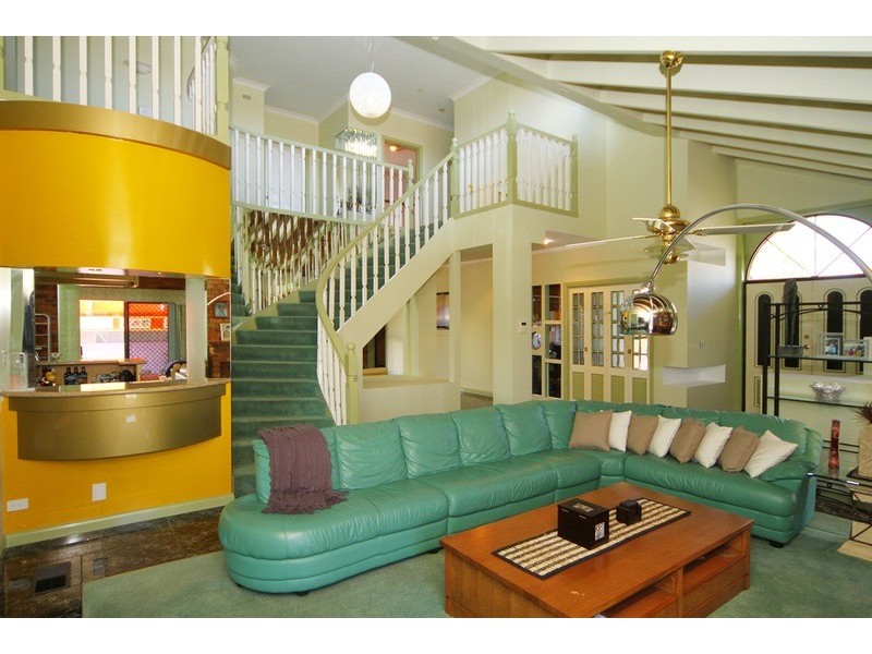 118 Chichester Drive, Taylors Lakes VIC 3038