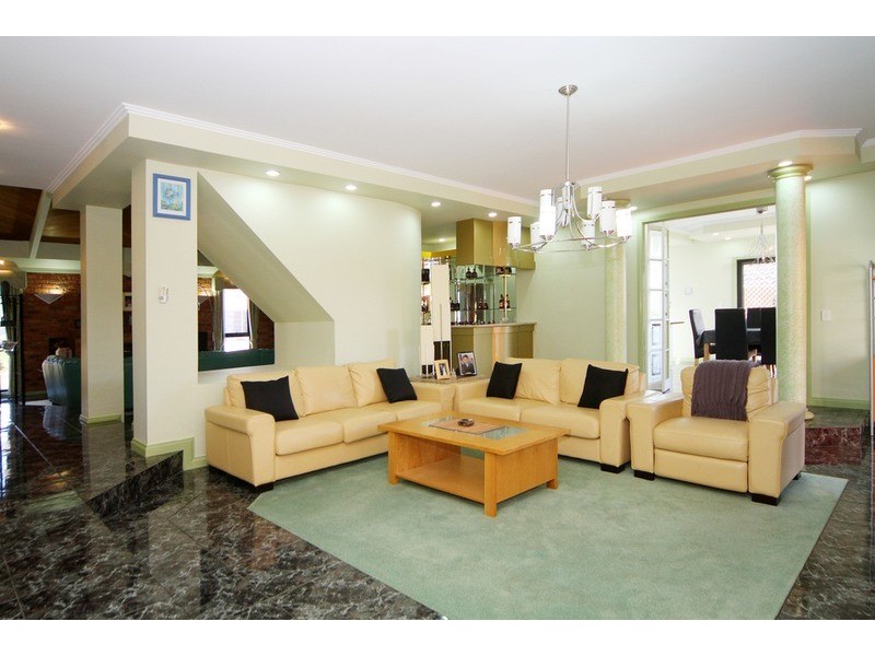 118 Chichester Drive, Taylors Lakes VIC 3038