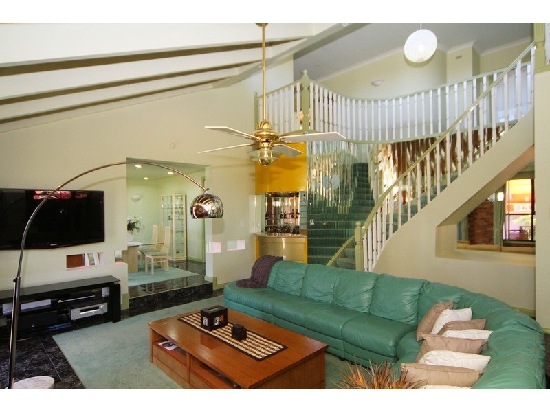 118 Chichester Drive, Taylors Lakes VIC 3038