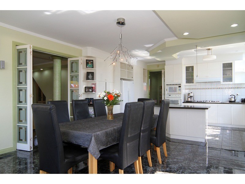 118 Chichester Drive, Taylors Lakes VIC 3038