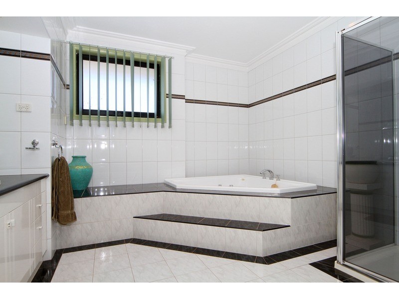 118 Chichester Drive, Taylors Lakes VIC 3038