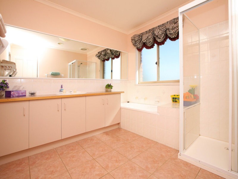 7 Thorogood  Court, Taylors Lakes VIC 3038