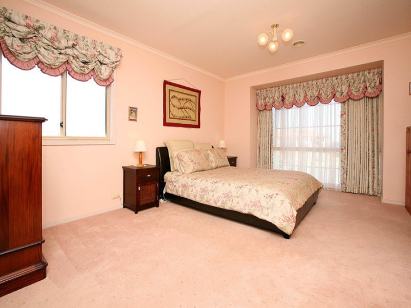 7 Thorogood  Court, Taylors Lakes VIC 3038