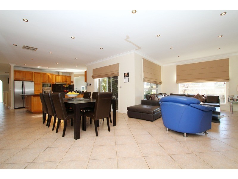 18 Tintaldra Drive, Taylors Lakes VIC 3038