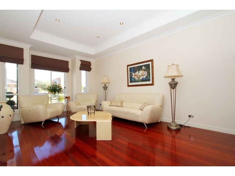 18 Tintaldra Drive, Taylors Lakes VIC 3038