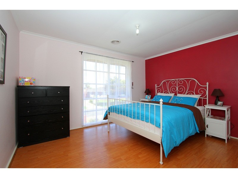 4 Bellevue  Drive, Keilor Downs VIC 3038
