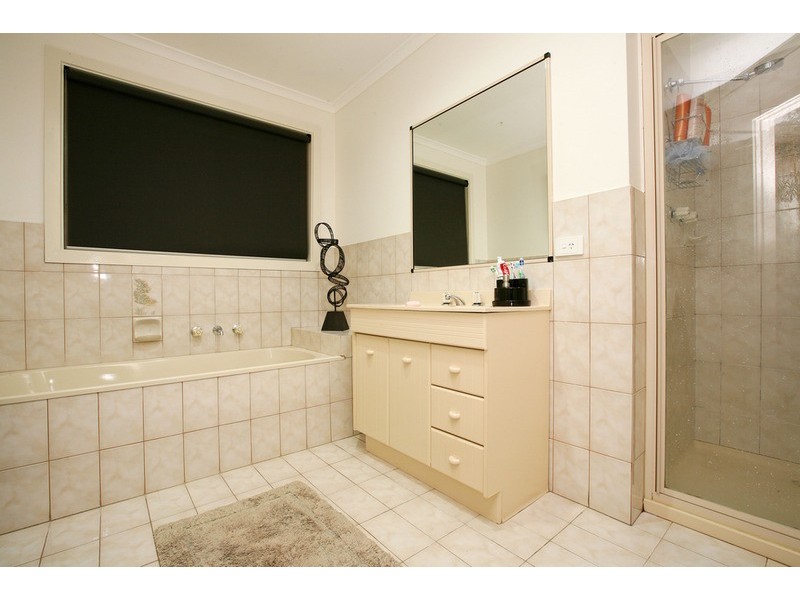 5 Raine Court, Delahey VIC 3037