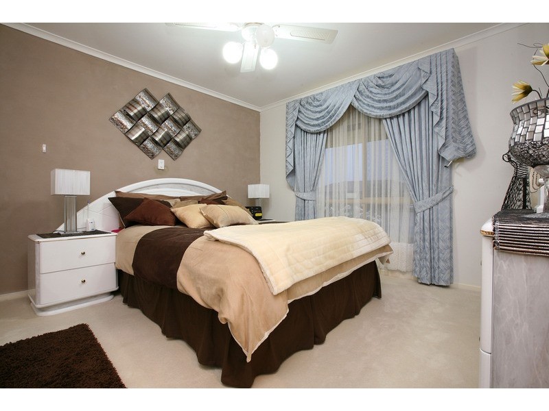 5 Raine Court, Delahey VIC 3037