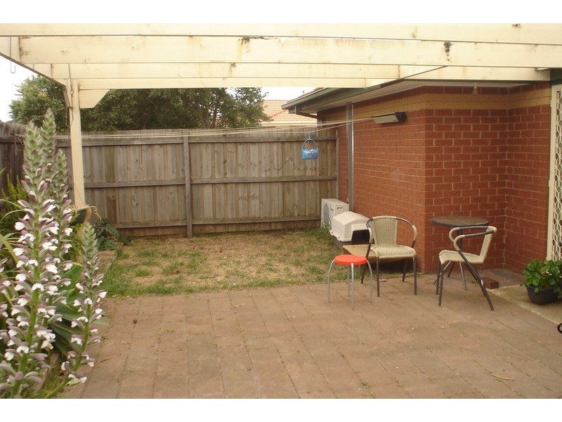 2/13 Chatterton Drive, Delahey VIC 3037