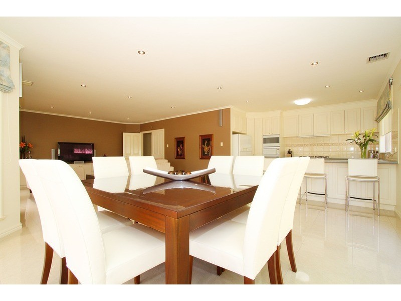 11 Botanic  Drive, Hillside VIC 3037