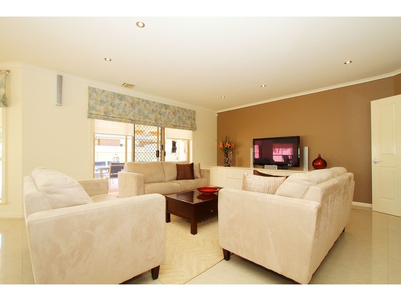 11 Botanic  Drive, Hillside VIC 3037