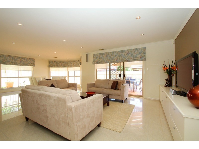 11 Botanic  Drive, Hillside VIC 3037