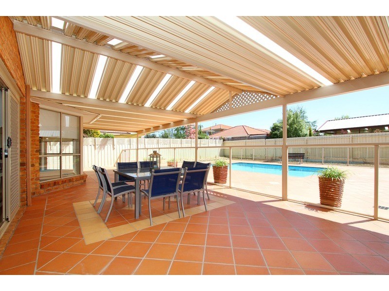 11 Botanic  Drive, Hillside VIC 3037