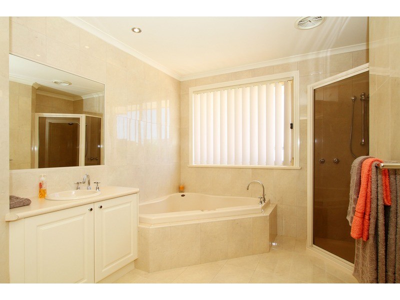 11 Botanic  Drive, Hillside VIC 3037