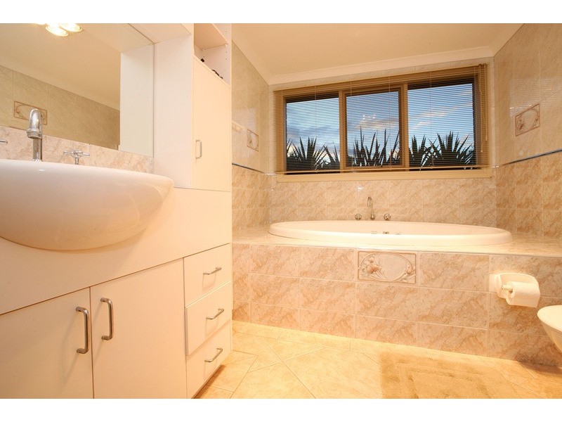 28 Verona Drive, Taylors Lakes VIC 3038