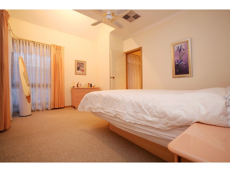 1 Dunraven  Court, Sydenham VIC 3037