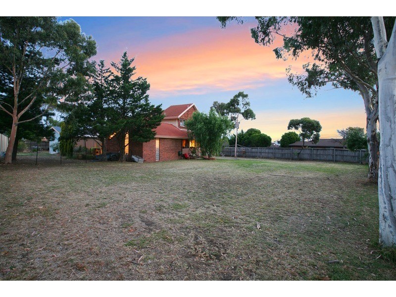 1 Dunraven  Court, Sydenham VIC 3037