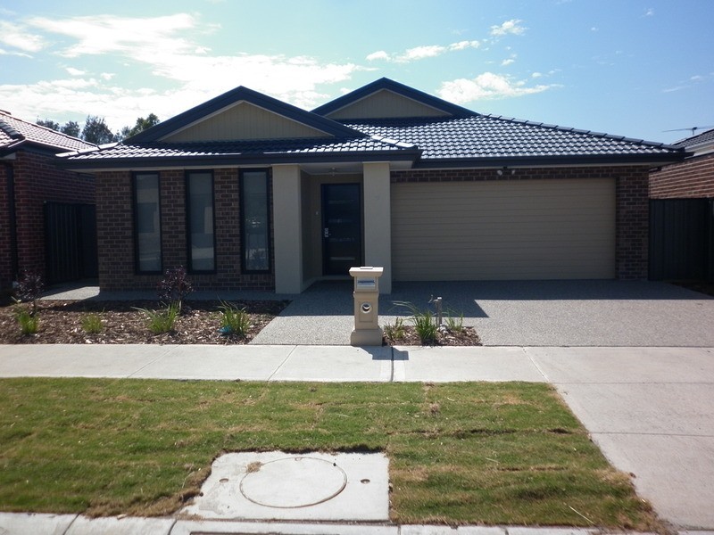 12 Westbury Park Way, Roxburgh Park VIC 3064