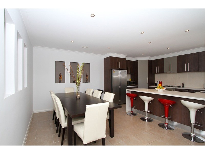 2/5 Normanby Street, Sydenham VIC 3037