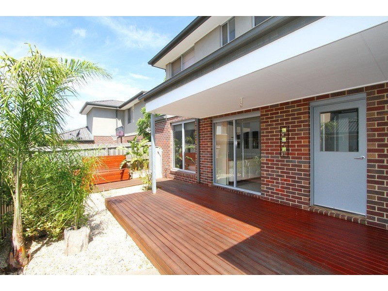 2/5 Normanby Street, Sydenham VIC 3037