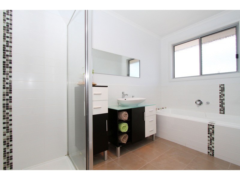 2/5 Normanby Street, Sydenham VIC 3037