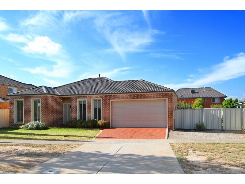 16 Macedon Close, Caroline Springs VIC 3023