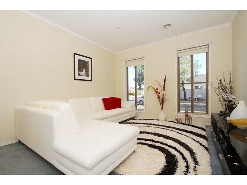 16 Macedon Close, Caroline Springs VIC 3023