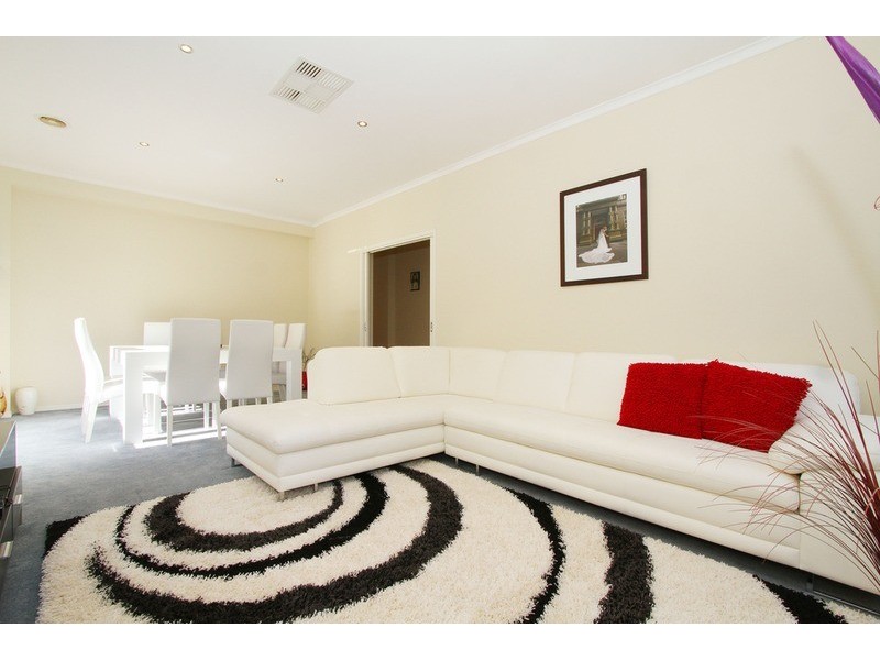 16 Macedon Close, Caroline Springs VIC 3023