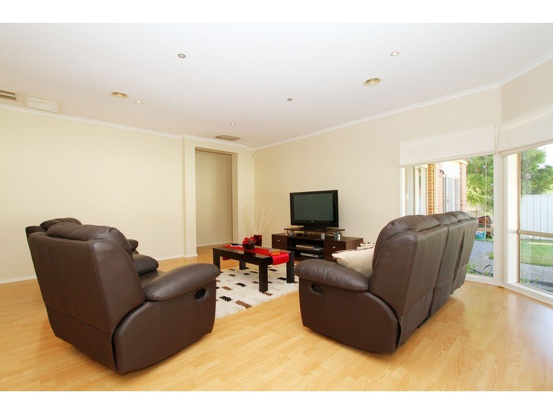 16 Macedon Close, Caroline Springs VIC 3023