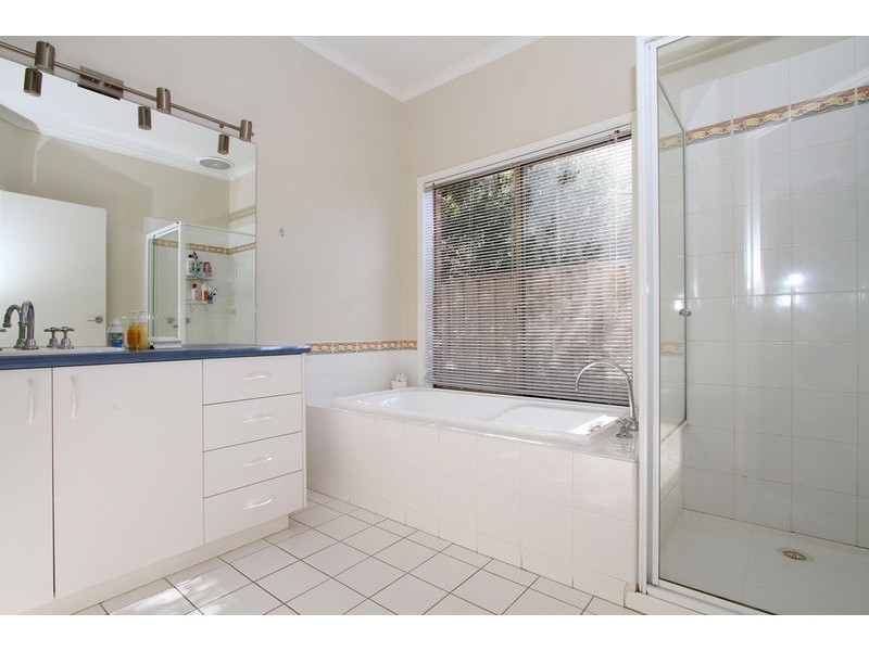 16 Macedon Close, Caroline Springs VIC 3023