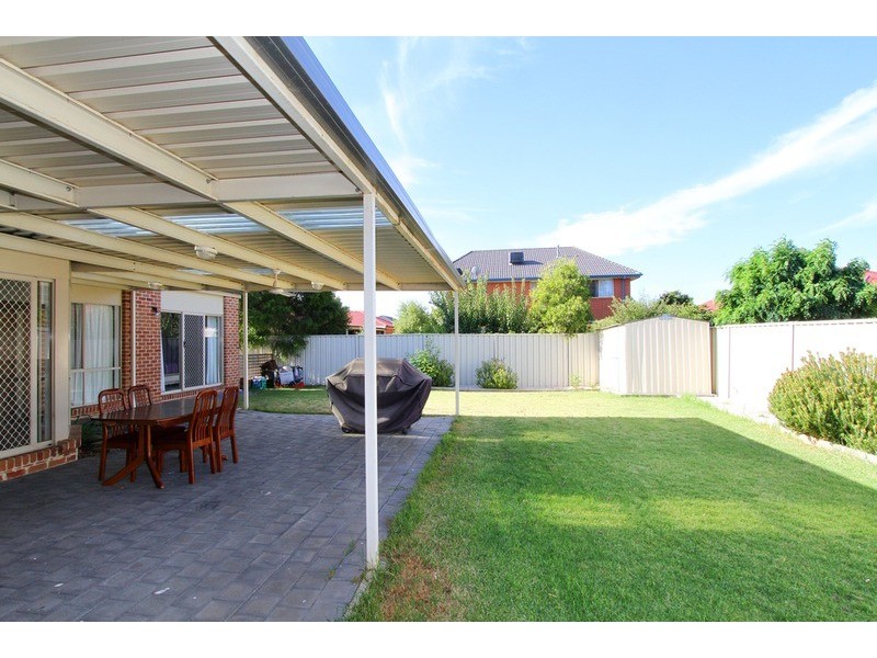 16 Macedon Close, Caroline Springs VIC 3023