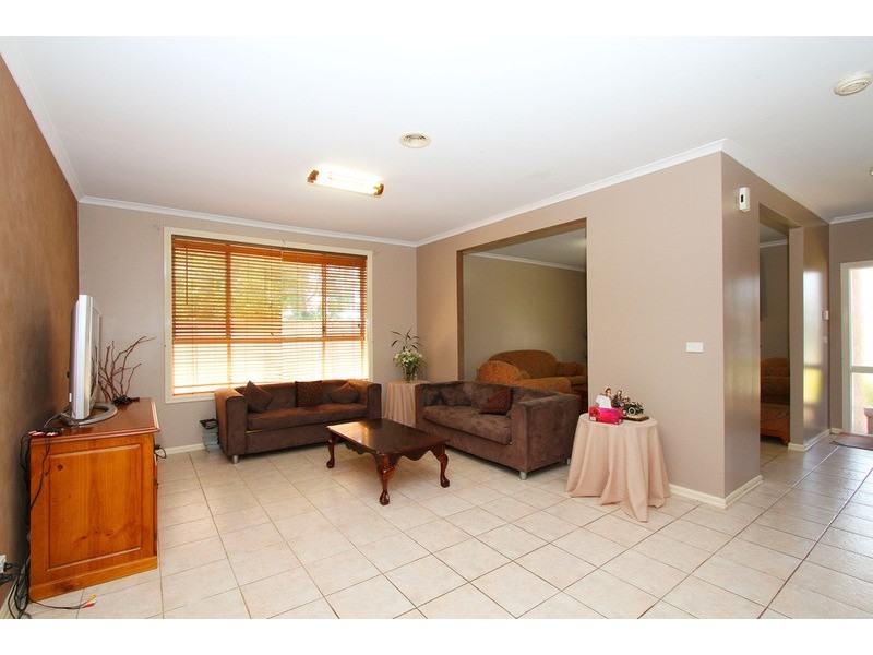 8 Rosehedge Drive, Sydenham VIC 3037