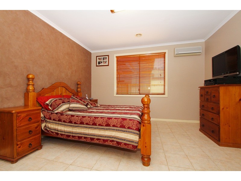 8 Rosehedge Drive, Sydenham VIC 3037