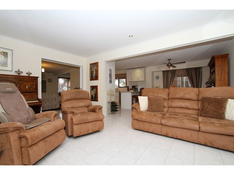 4 Bunarong Close, Keilor Downs VIC 3038