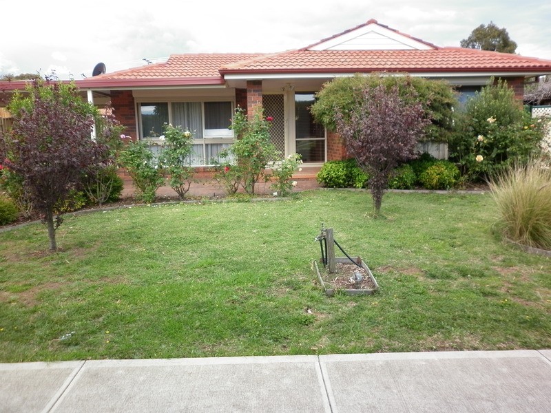 4 Cocoparra Crescent, Taylors Lakes VIC 3038