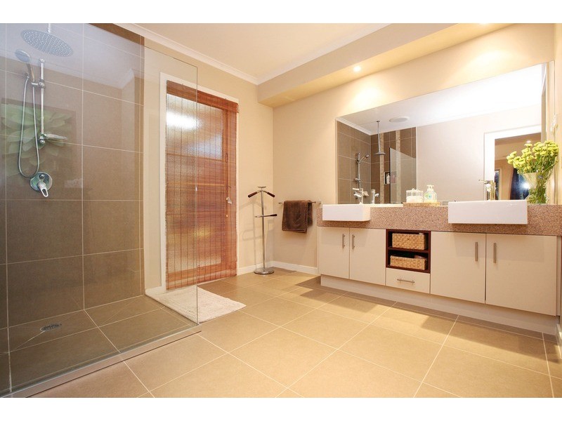 11 Montpellier Drive, Hillside VIC 3037