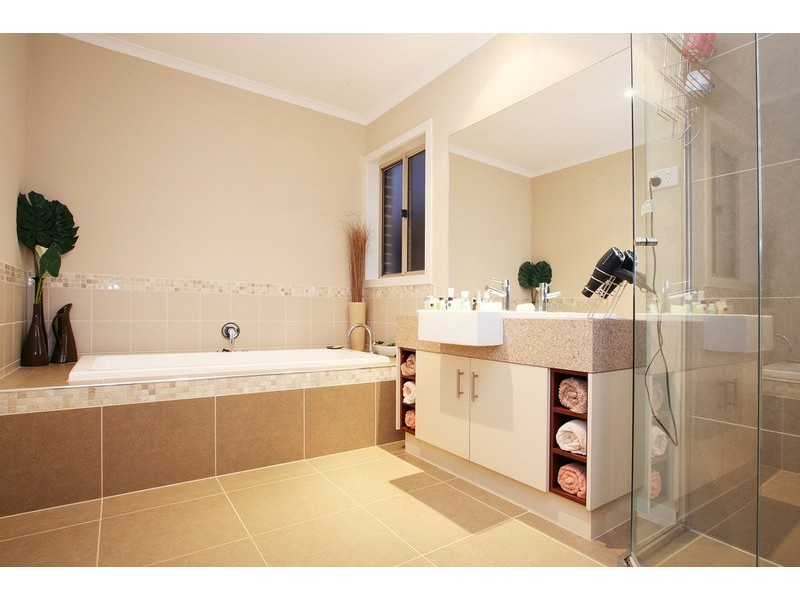 11 Montpellier Drive, Hillside VIC 3037