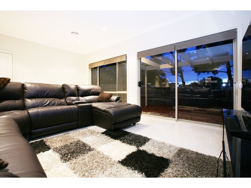 1/11 Victoria Road, Sydenham VIC 3037